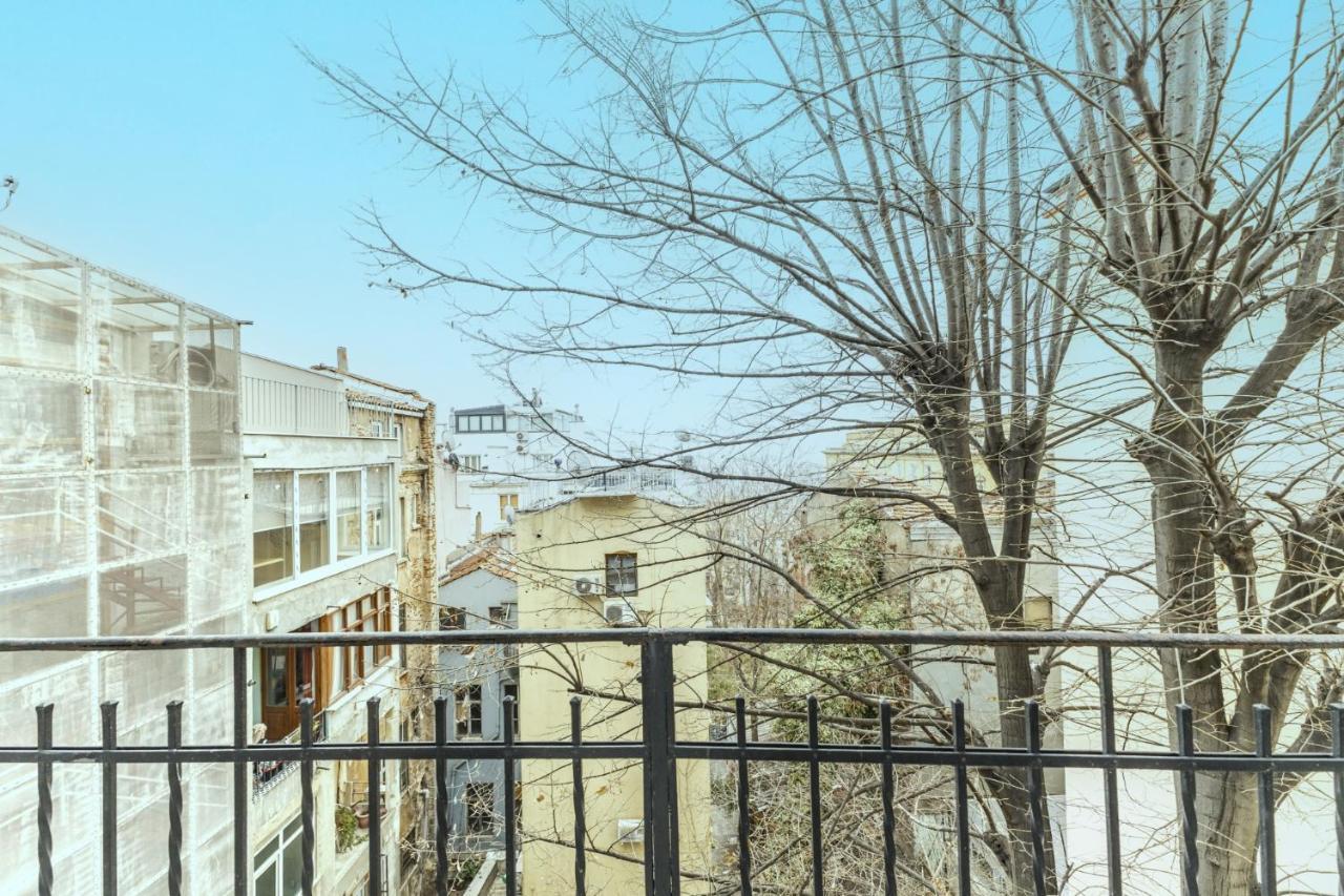 Flat With Balcony And Bosphorus View In Beyoglu Lägenhet Istanbul Exteriör bild
