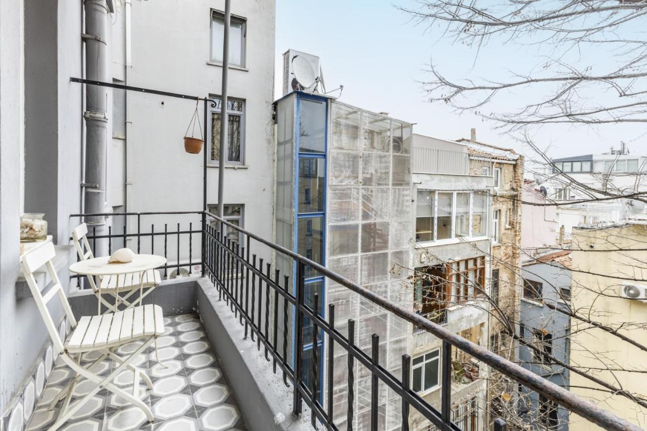 Flat With Balcony And Bosphorus View In Beyoglu Lägenhet Istanbul Exteriör bild